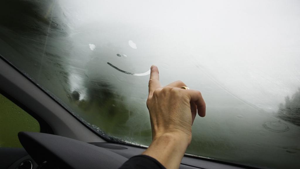 Запотевшие окна авто: причины и противодействие